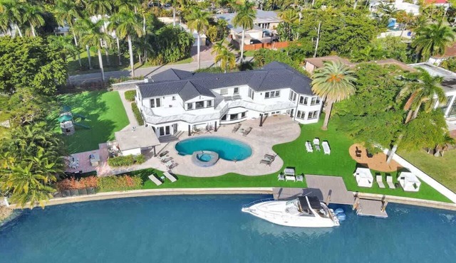 Luxurious Lake front Villa 10BR