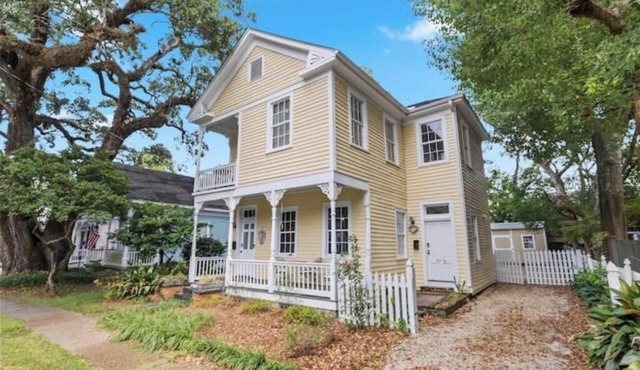 Luxurious Oakleigh Home; Walk to Mardi Gras; 15+