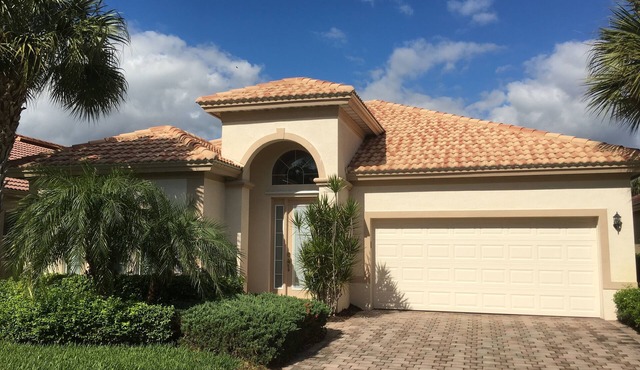 Luxurious tropical villa in Bonita Springs - relax and enjoy the sun - gated