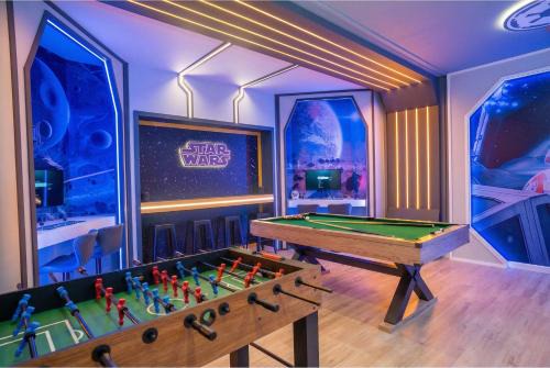 Luxury 10BR w Pool Theater Windsor Cay