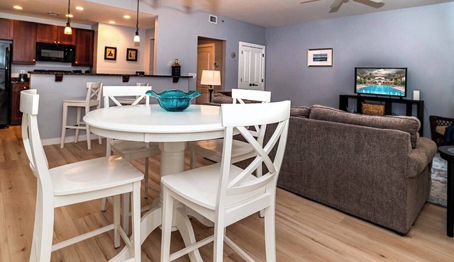 Luxury 1BR-ground floor unit-pool-hot tub-on site spa-fenced gated patio