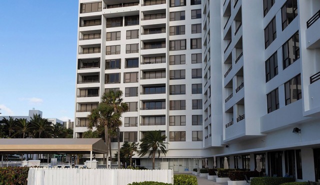 Luxury 2-bedrooms beach condo in Hollywood Beach with direct ocean view, Publix