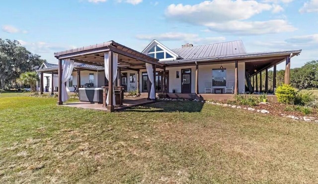 Luxury 25-Acre Ranch Estate Sleeps 16 Hot Tub Sauna Private Retreat near WAC