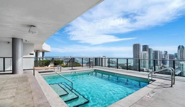 Luxury 2BR Condo in Miami, Resort Amenities + Free Parking for 2 Cars