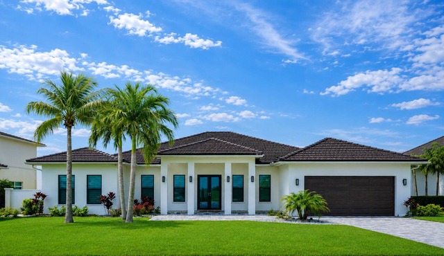 Luxury 4 bedroom + office, 4 bathroom property with swimming pool and jacuzzi