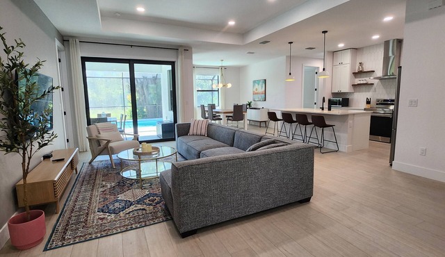 Luxury 4br house, Heated Saltwater Pool, 8 mi to beach, Family Fun, Office