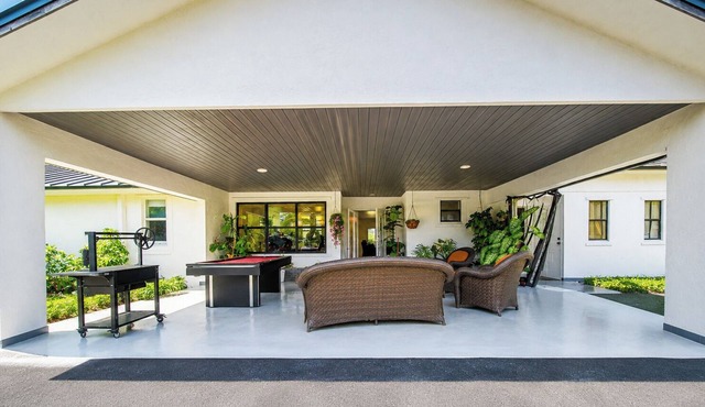 Luxury 4BR Villa Hot Tubs Billiard & Private Gym, your private entertainment.