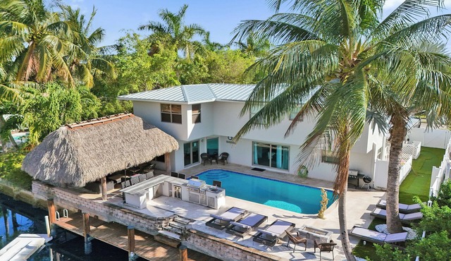 Luxury 5-bedrooms 4-bathrooms waterfront home heated pool, Tiki, Outdoor Kitchen