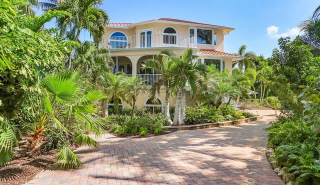 Luxury 5BR Gulf-View Home with Private Pool, Spa & High-Tech Entertainment