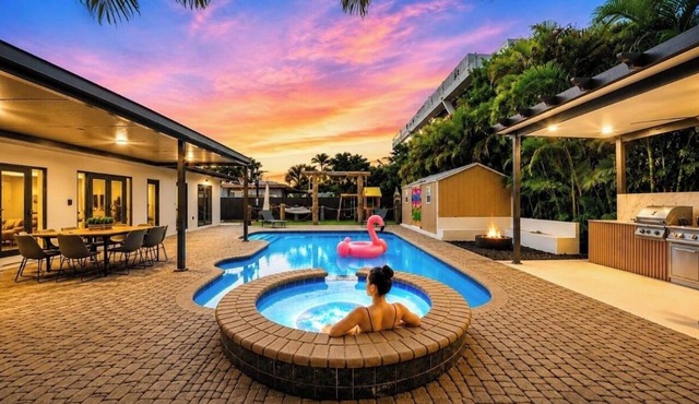 Luxury 6BR Oasis w/Pool, Fire Pit & Game Area Sleeps 18