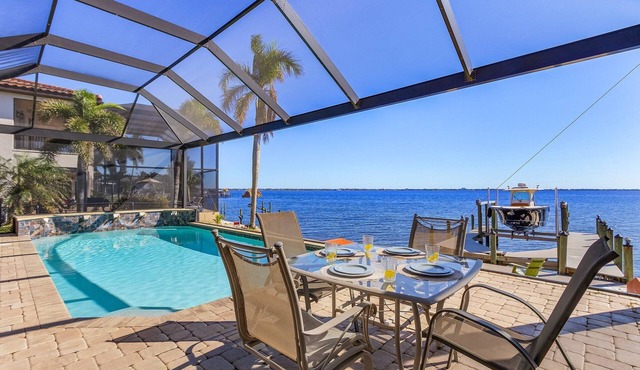 Luxury and Elegance! Stunning Riverfront view, Heated Pool - Bayview - Roelens in Cape Coral