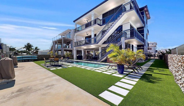 “Luxury Canal-Front Home w Pool, Dock & Ocean Access Key Largo”