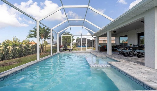 Luxury Cape Coral Retreat Pool, Hot Tub, Beautiful Outdoor Oasis & Pet Friendly