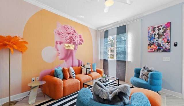 Luxury Designer SOHO Home Sleeps 13/Heart of TPA