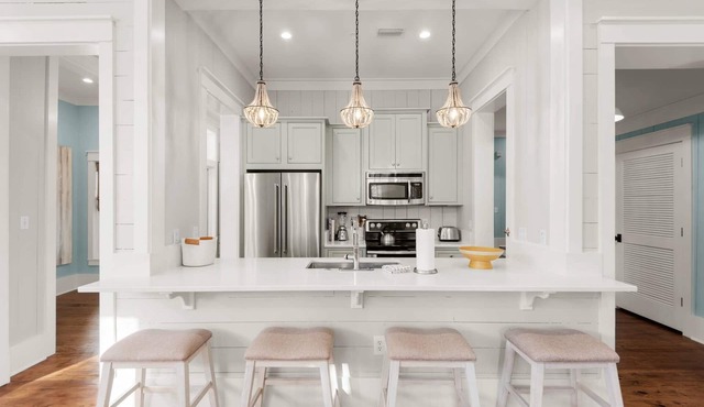 Luxury Living Along 30A-6 Seater Golf Cart/6 bikes! Next to Waterpark & Beach
