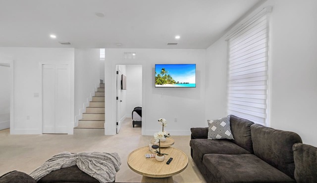 Luxury Miami Villa w/Pool, Jacuzzi, BBQ & Pickleball Court