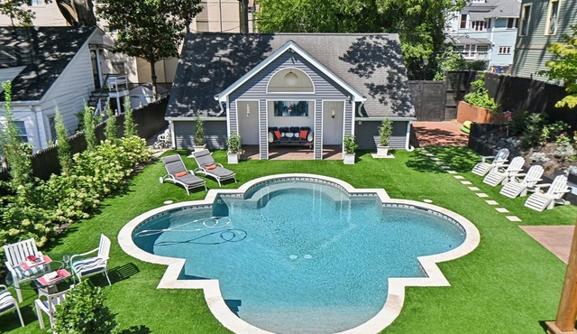 Luxury Spacious ATL Mansion. up to 18 beds 5 Bath, pool & sauna. near Piedmont in Atlanta