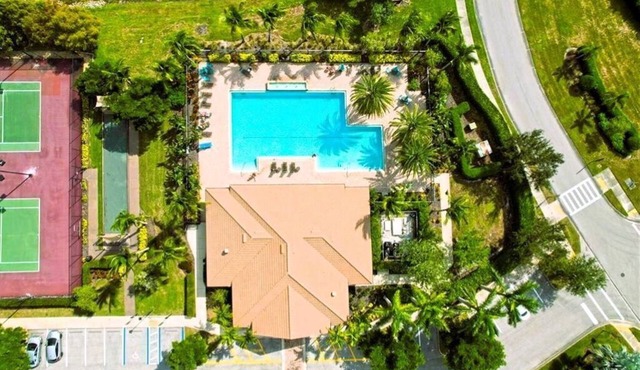 Luxury Waterfront home in Gated Community- Pool, Tennis & Near Beach, Dining