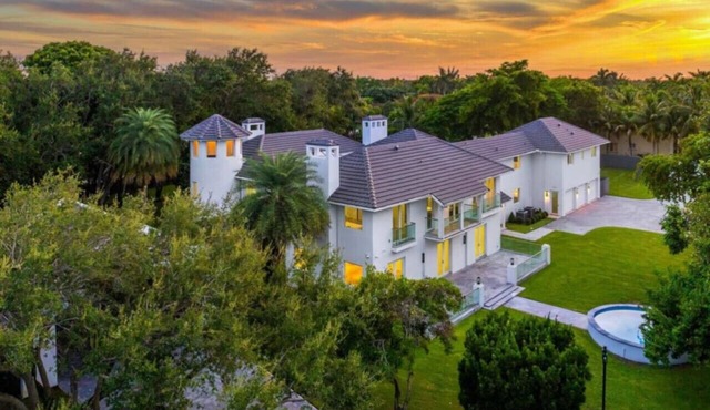 Maison – Luxe 9-Bed Estate with Pool & Court