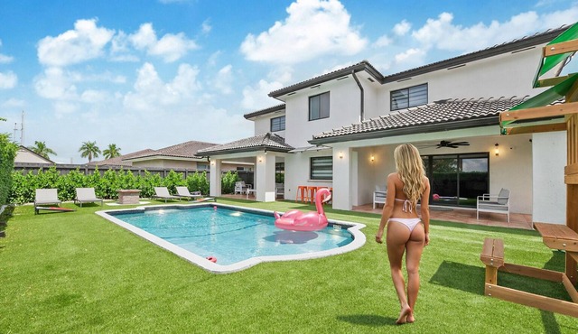 Majestic Mansion Games, Playground & Pool BBQ
