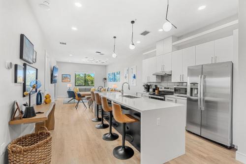 Major Nelson's Suite - Wave Haven Luxe - Balcony - Rocket Views - Walk to Beach in Cocoa Beach