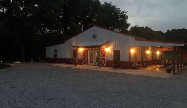 Maker’s Mark Walkable Stay, Wagon Wheel Barndominium in Lebanon