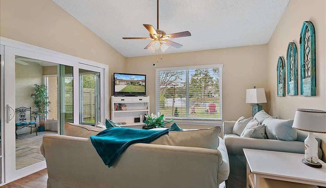 Malibu Cottage on Lake Mandarin - WIFI, FIRE PIT