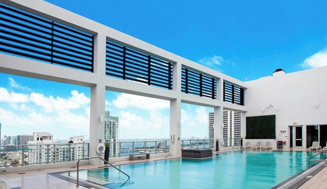 Miami Highrise with Rooftop Pool and Gym