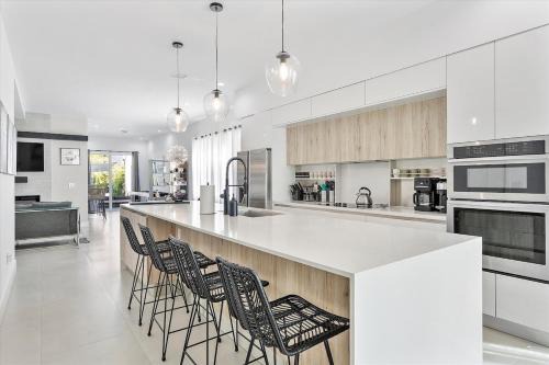 Miami Luxury 4BR Oasis with Private Pool, Outdoor Kitchen & Patio