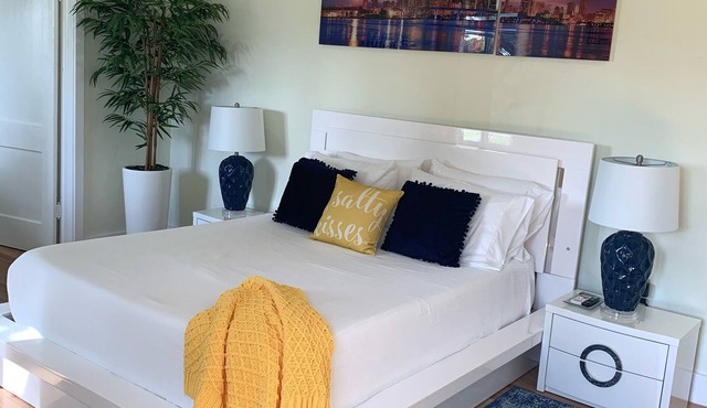 Miami Skyline Luxury Suite With Private Patio and Parking .