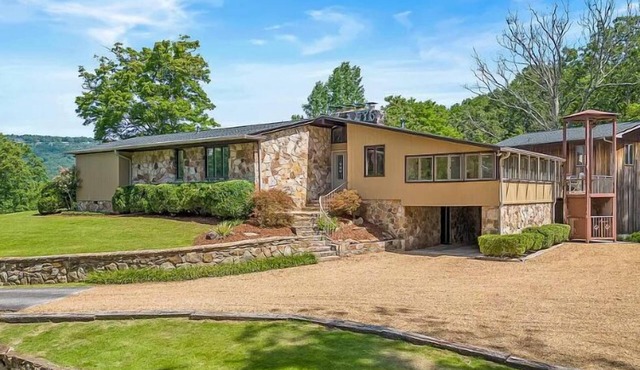 Mid-Century Mountain Estate + Guest House -Sleeps 16 in Menlo