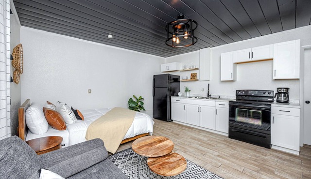 Mins to Beach/Studio Home/walk to dwtn/FreeParking
