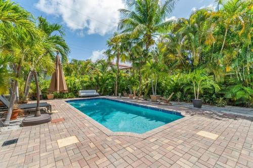 Miramar Villa by Rove Travel - Heated Pool, Beach