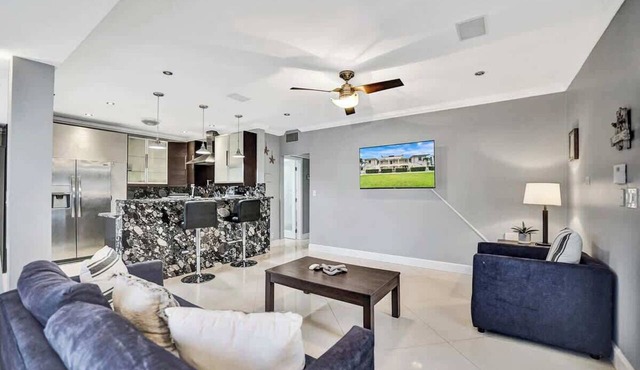 Modern 1BR Waterfront Stay w/Patio | Las Olas