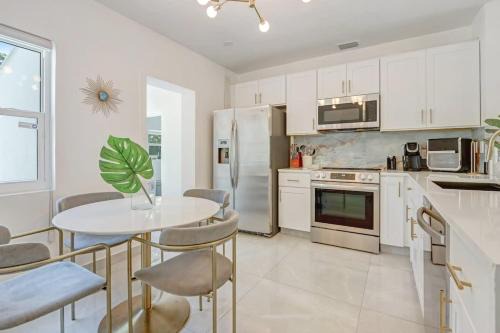Modern 2BR with Jacuzzi BBQ Near Beach & FLL in Hallandale Beach