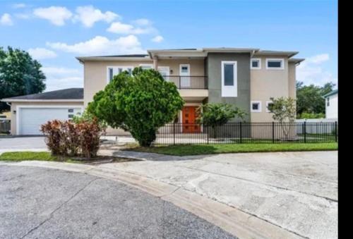Modern 3BR Family Home Near Shops & Disney