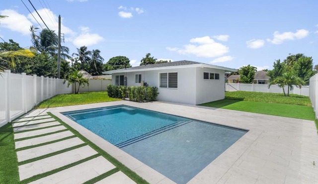 Modern 3BR Pool Home Near Pompano Beach and Pier