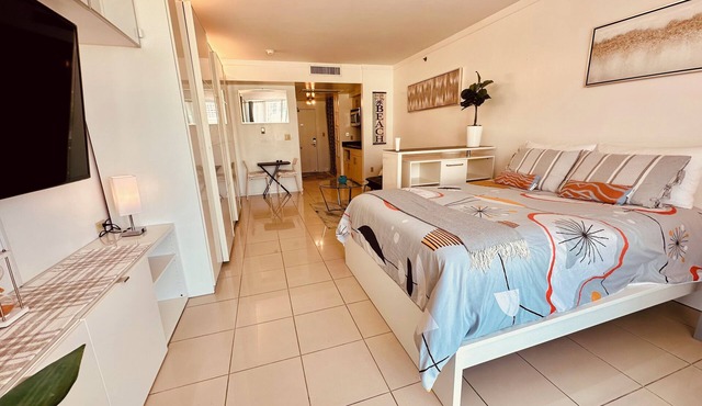 Modern Arya Hotel Escape - Pool, Sauna, Gym & Walk to Cafés, Parks & CocoWalk