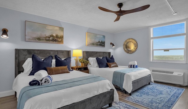 Modern Beach Oasis Sleeps 4~Pool~Gym~Kitchen~Games~Parking