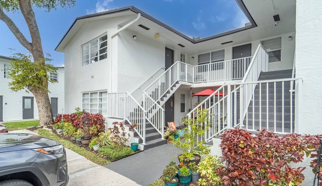 Modern Chic Getaway - Sleeps 11 - Palmwavestays in Coconut Creek
