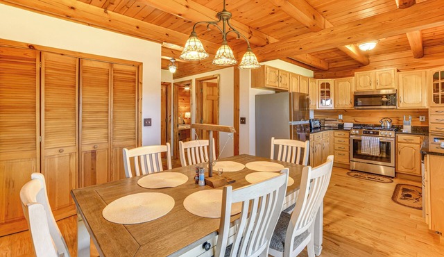 Modern Comforts Classic Cabin: Family/Fish Escape! in Deposit