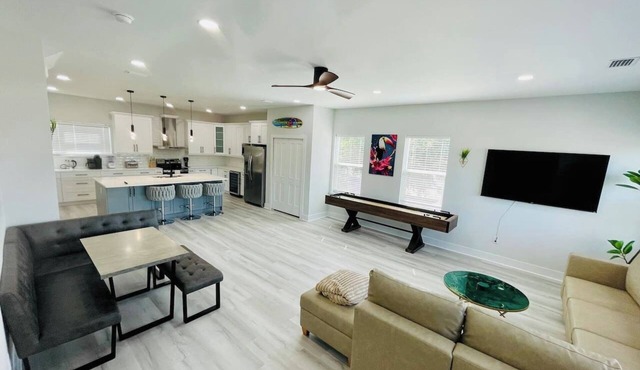 Modern Downtown Townhouse, Sleep 8, Games, Garage