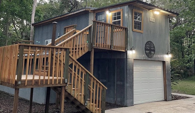 Modern Farmhouse Studio - Queen Bed - 1 Acre