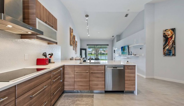 Modern Lakeside Villa: 6 Mins to Vanderbilt Beach & Mercato!