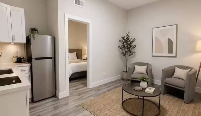 Modern Retreat/Private Entrance + Free Parking in West Park