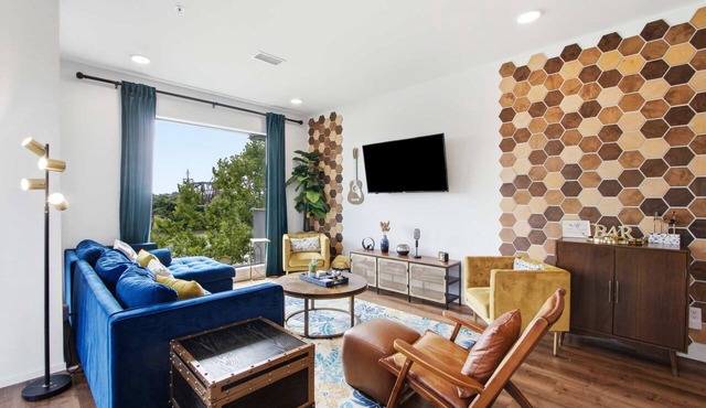 Modern river-view condo with balcony & WiFi - walk to downtown & attractions in Nashville