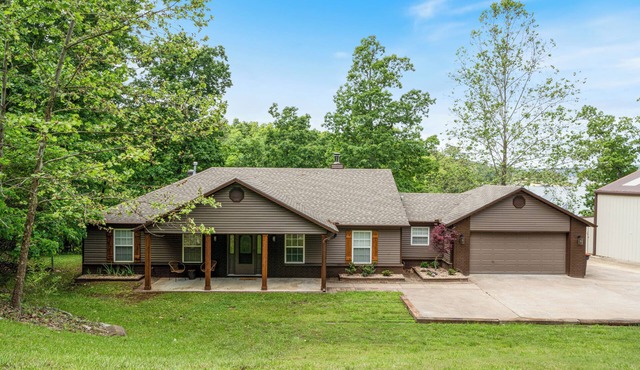 Modern-Rustic brand new Lake front home with hot tub + kayaks! in Rogers