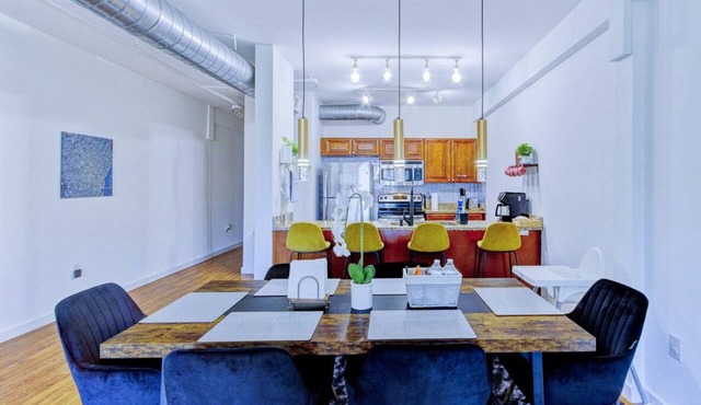 Modern Spacious Loft in Downtown w/free parking