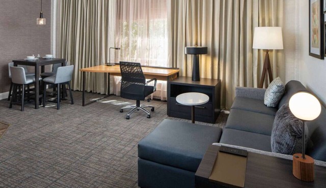 Modern Suites in the Heart of New Orleans! Outdoor Pool, Breakfast, Pet-friendly in New Orleans