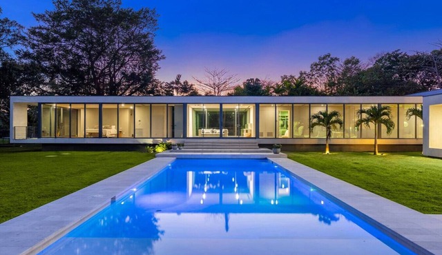 Modern Villa w Pool + Spacious Outdoor Living